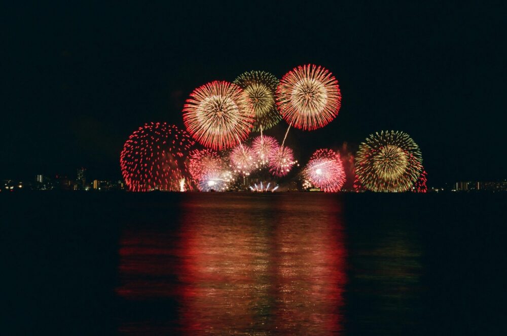 花火大会でドローンを飛ばすには許可が必要？申請の仕方から注意点まで解説