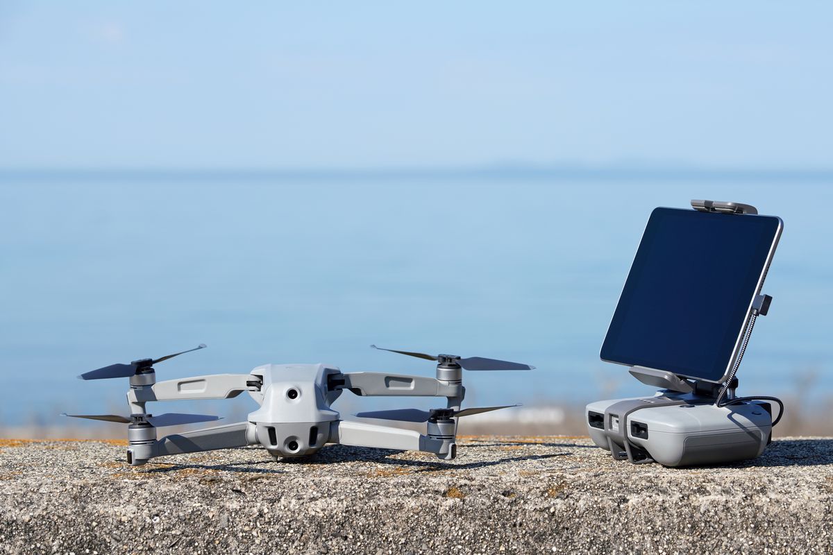 ドローンFPVとは？始め方と必要な資格・許可を解説