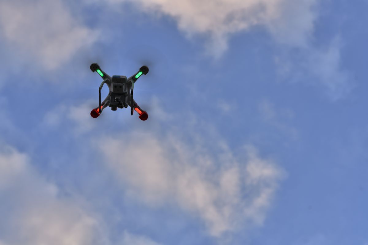 ドローン高度の限界は？法律の150m制限と申請方法