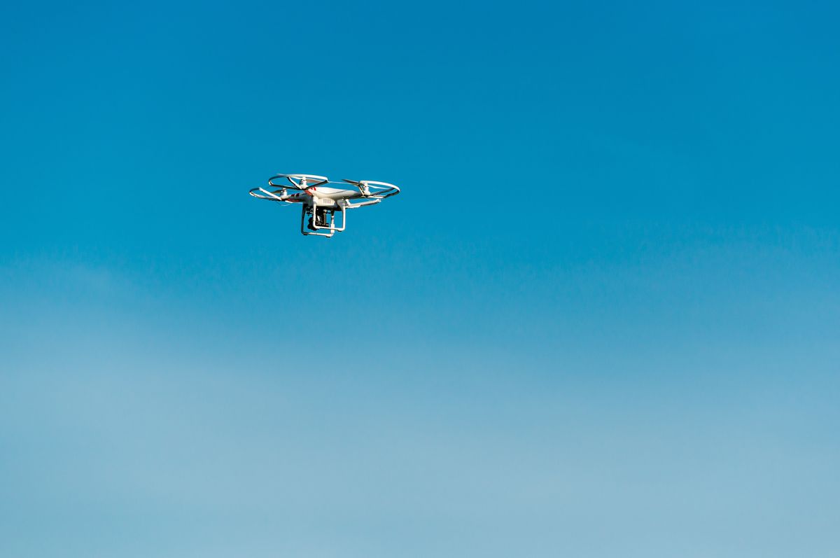 ドローン高度の限界は？法律の150m制限と申請方法